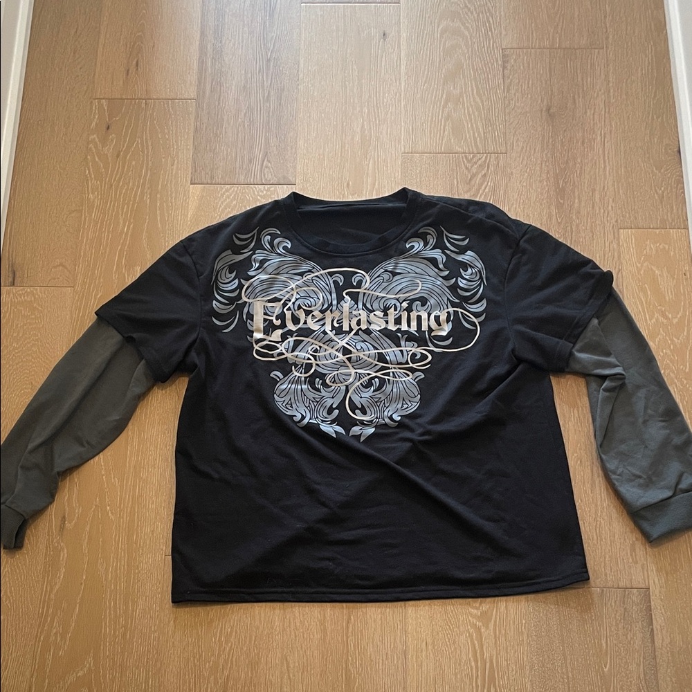 VTG Y2K graphic sweater with graphic and sleeves